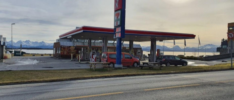 Shell 7-eleven Reknes outside