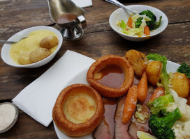 The Plough And Fleece food