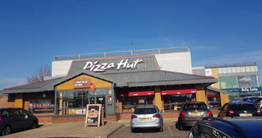 Pizza Hut outside