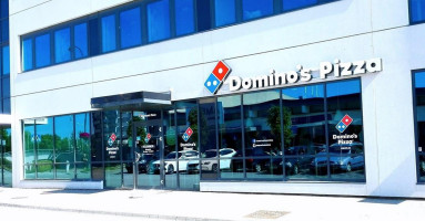 Domino’s Pizza outside