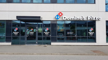 Domino’s Pizza outside