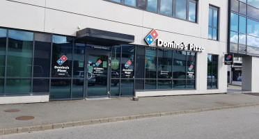 Domino’s Pizza outside