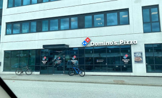 Domino’s Pizza outside