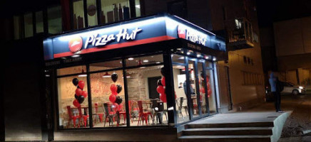 Pizza Hut outside