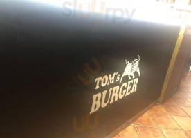 Tom's Burger outside