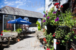 The Tree Inn outside