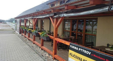 Farma Ptyrov outside