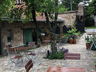 Dvorek Café Wine Bistro Bořetice